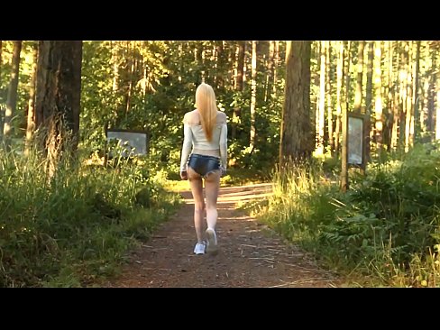 ❤️ Vakker kvinne beveger seg sakte, ikke nakenvideo ❤ Superporno hos oss ❌