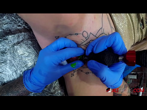 ❤️ Ekstremt tatovert hottie Sully Savage tok en tatovering på klitoris ❤ Superporno hos oss ❌