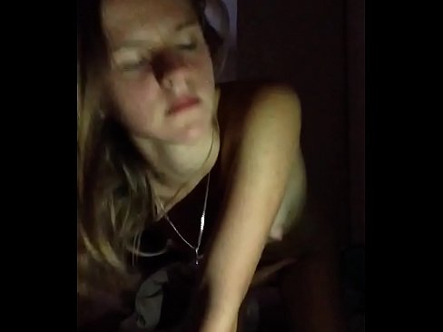 ❤️ En jente onanerer og spermer ❤ Superporno hos oss ❌